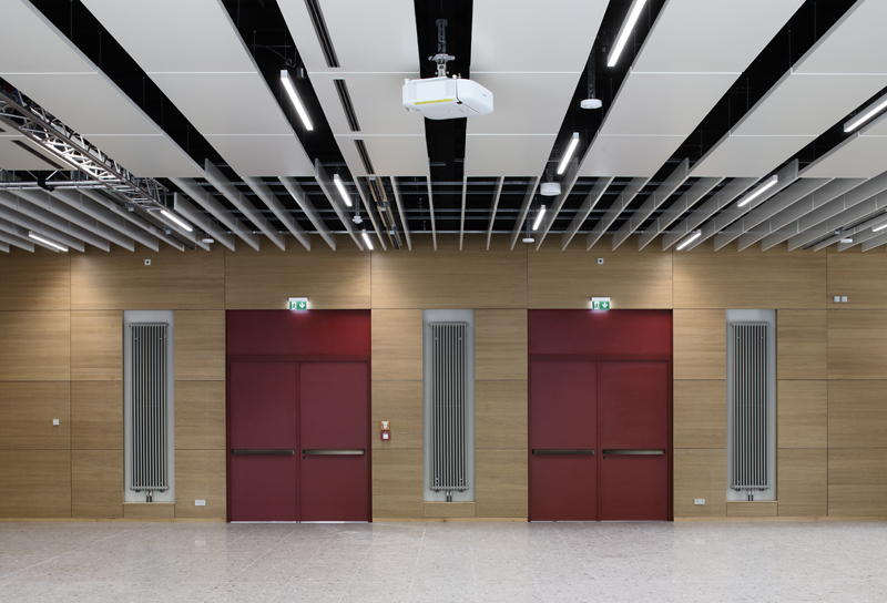 Aula_Friontalblick auf Türen.jpg